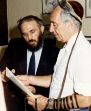 Prime Minister Shimon Peres puts on tefillin