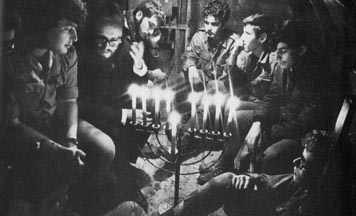 A Chabanik gives words of encouragement to IDF soldiers at the Suez Canal